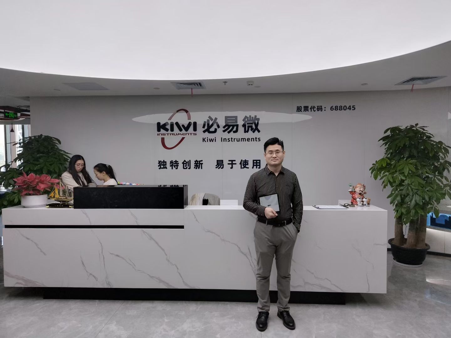佰世慈航演讲口才创始人姚辉在必易微办公场所走访交流留影