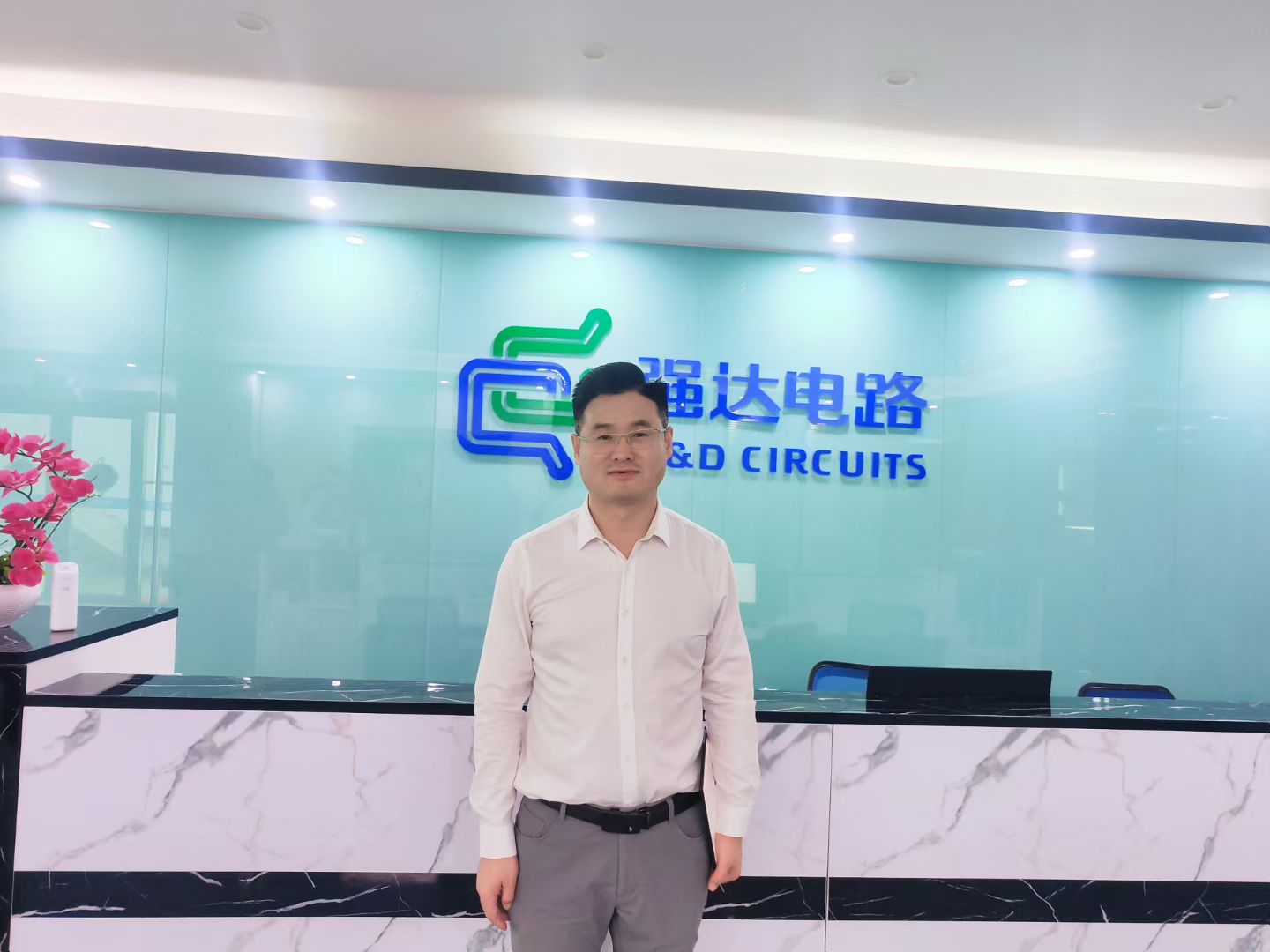 佰世慈航演讲口才创始人姚辉在强达电路办公场所走访交流留影